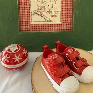 Converse size 6 Toddler Holiday